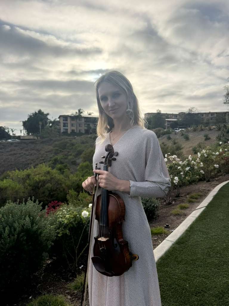 Mila with her violin (6)