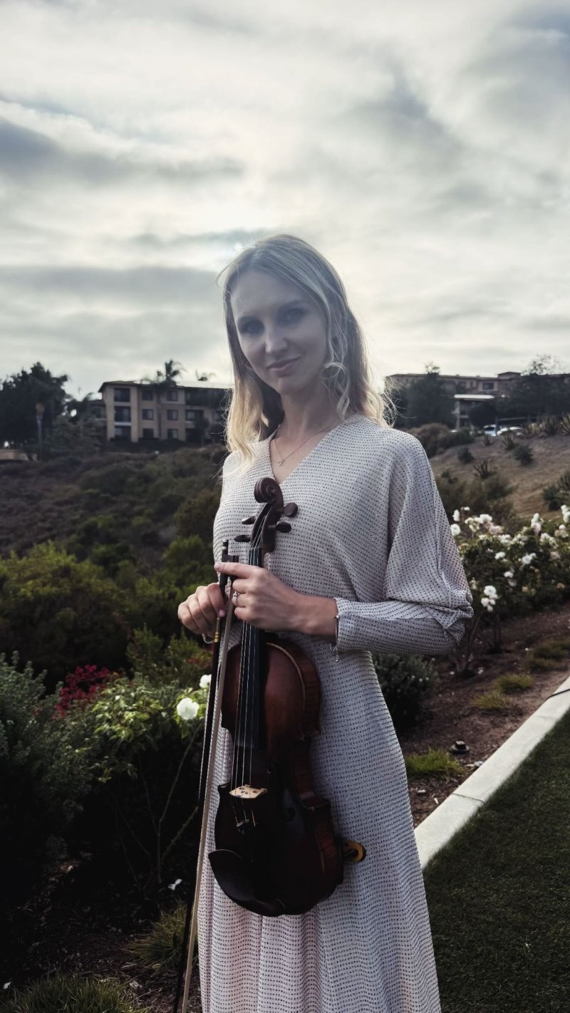 Mila with her violin (7)