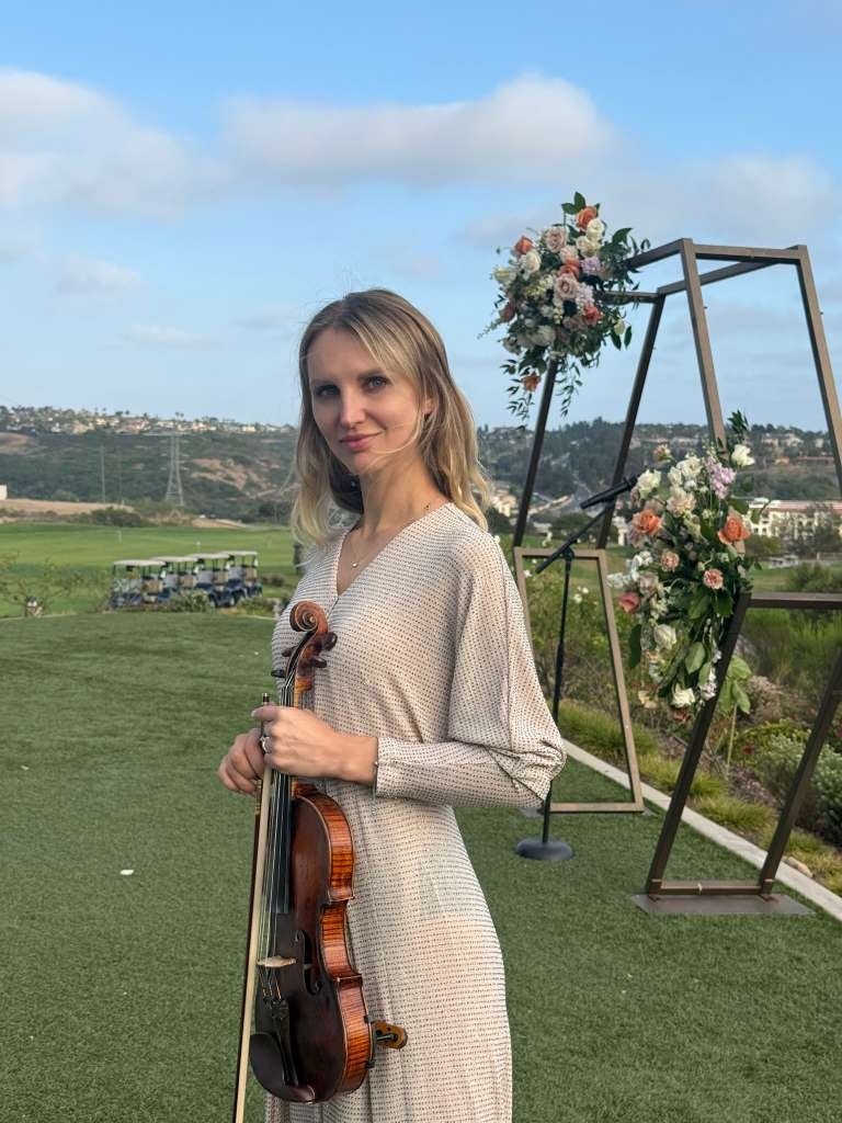 Mila with her violin (9)
