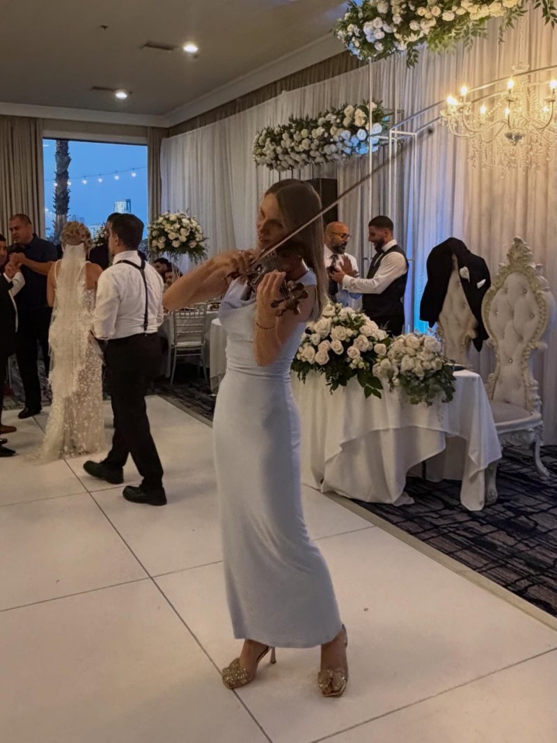 Mila performing live violin (16)