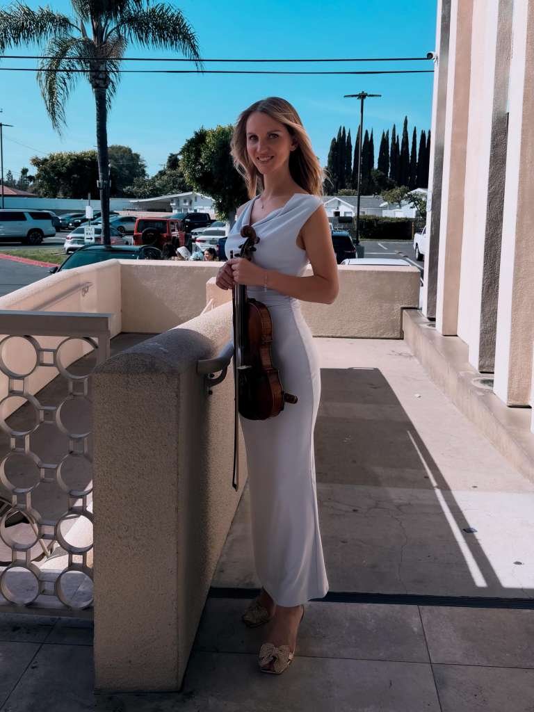 Mila with her violin (23)