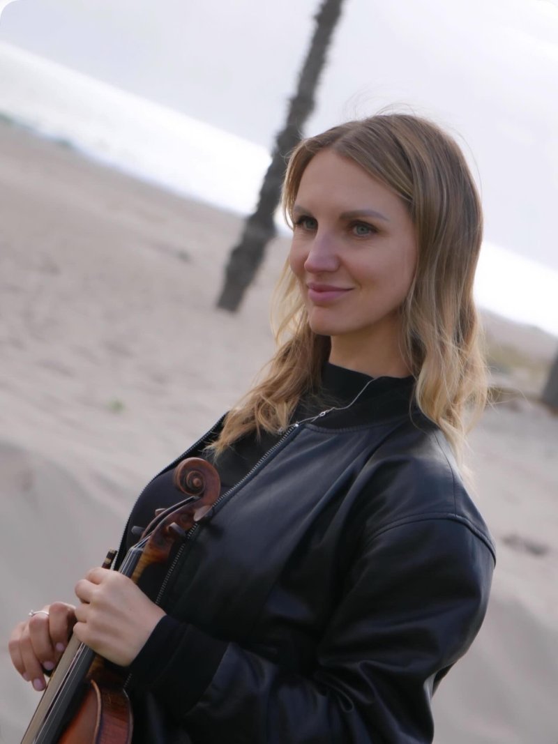 Mila with her violin (26)