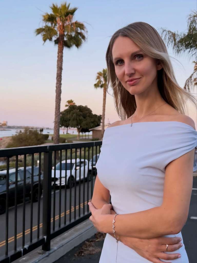 Mila with her violin (30)