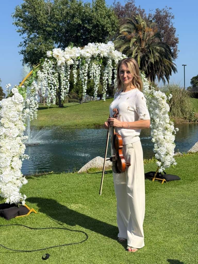 Mila with her violin (44)