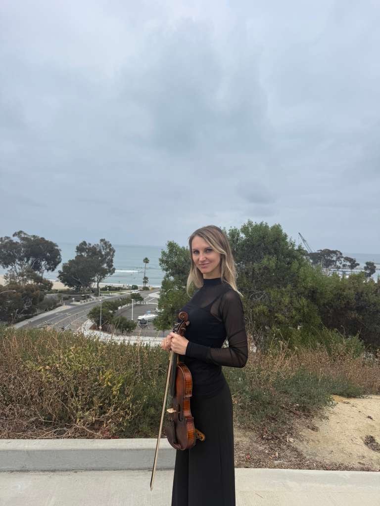 Mila with her violin (47)
