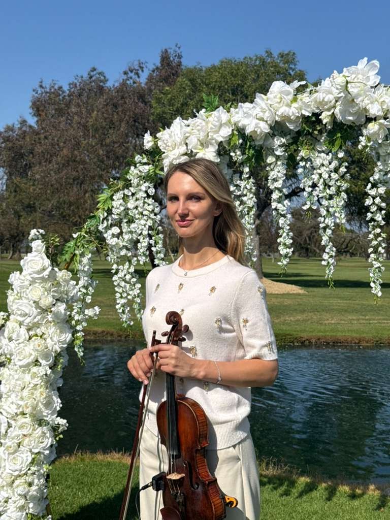 Mila with her violin (48)