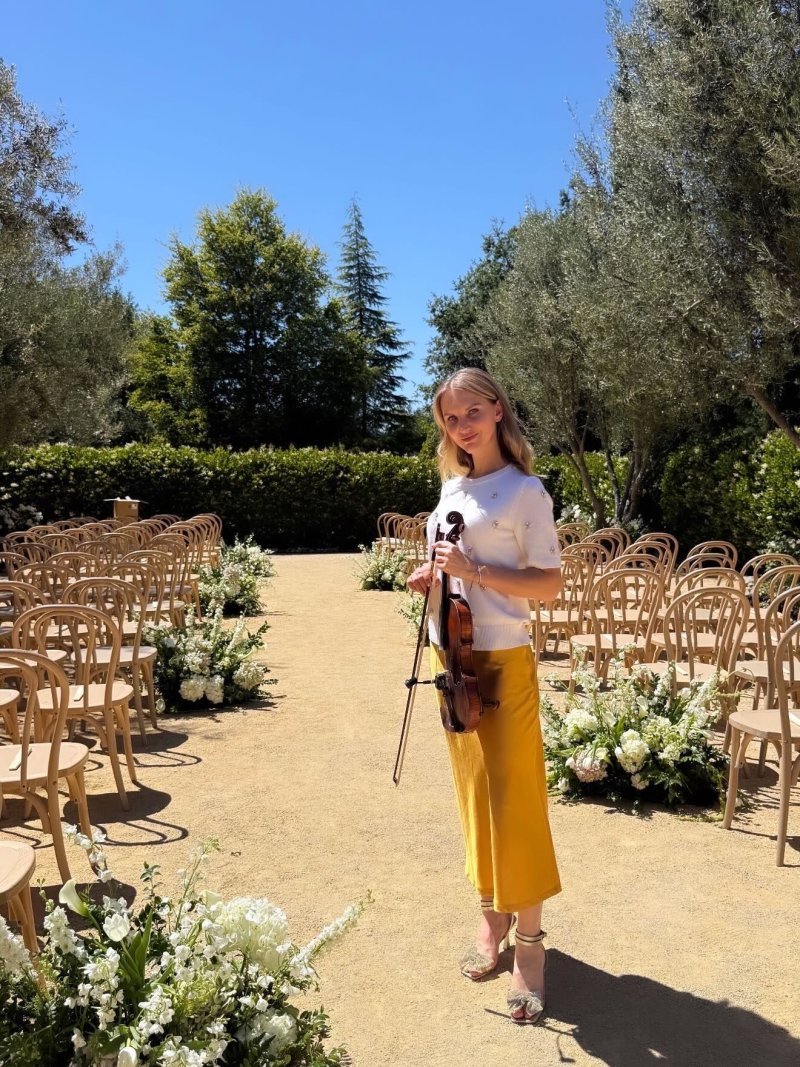 Mila with her violin (50)