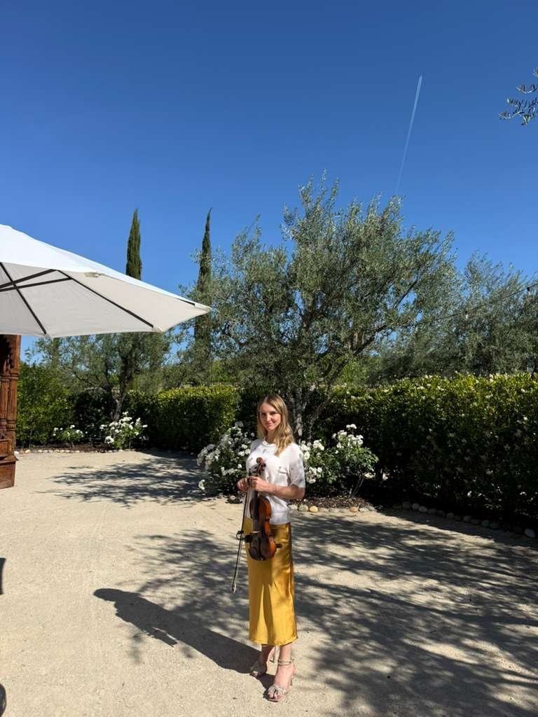 Mila with her violin (53)