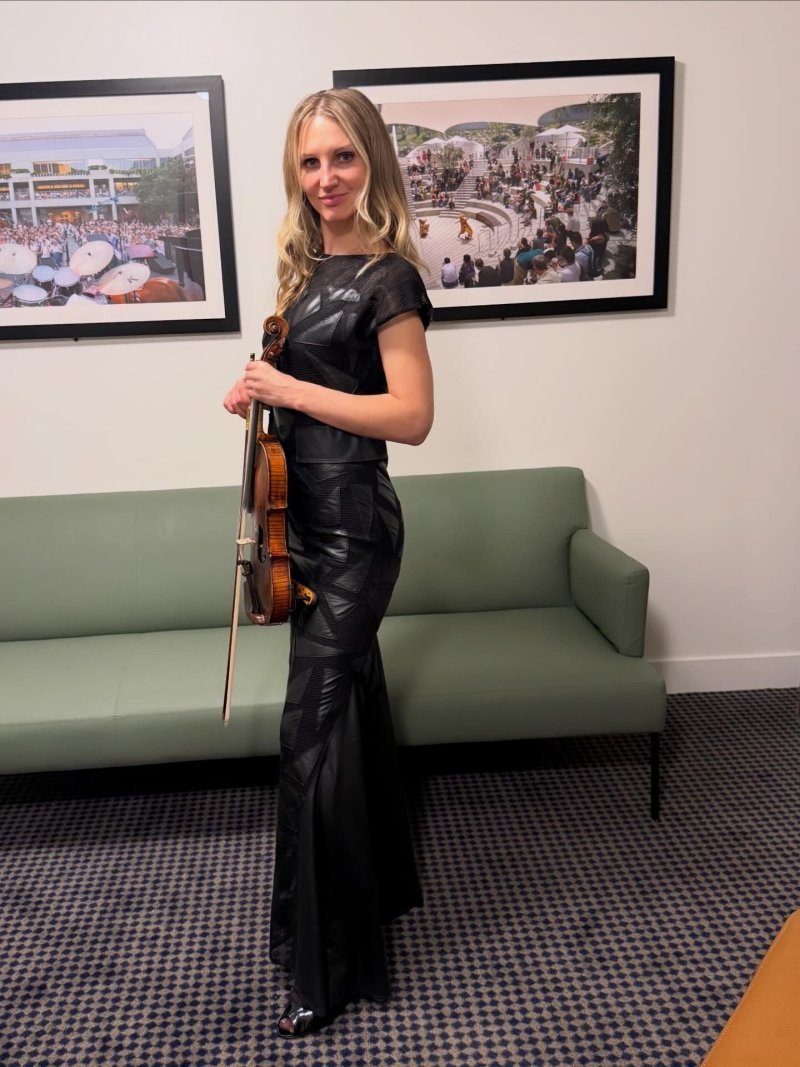 Mila with her violin (57)