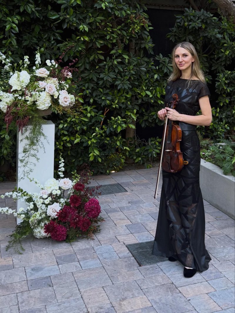 Mila with her violin (59)
