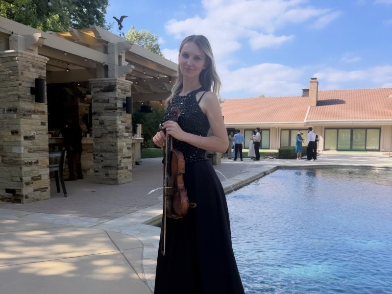 Mila performing live violin (70)