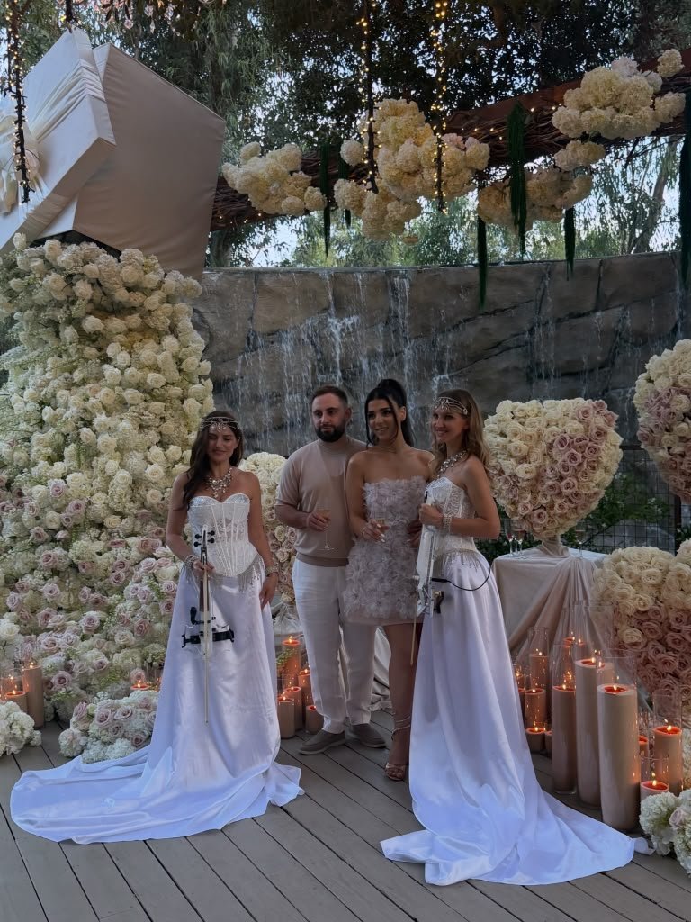 Violin duo with the wedding couple